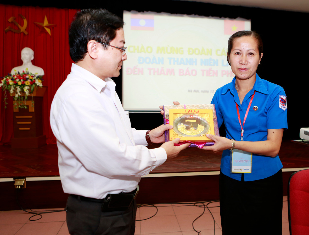 Trao quà lưu niệm cho báo Tiền Phong. Ảnh: Hồng Vĩnh