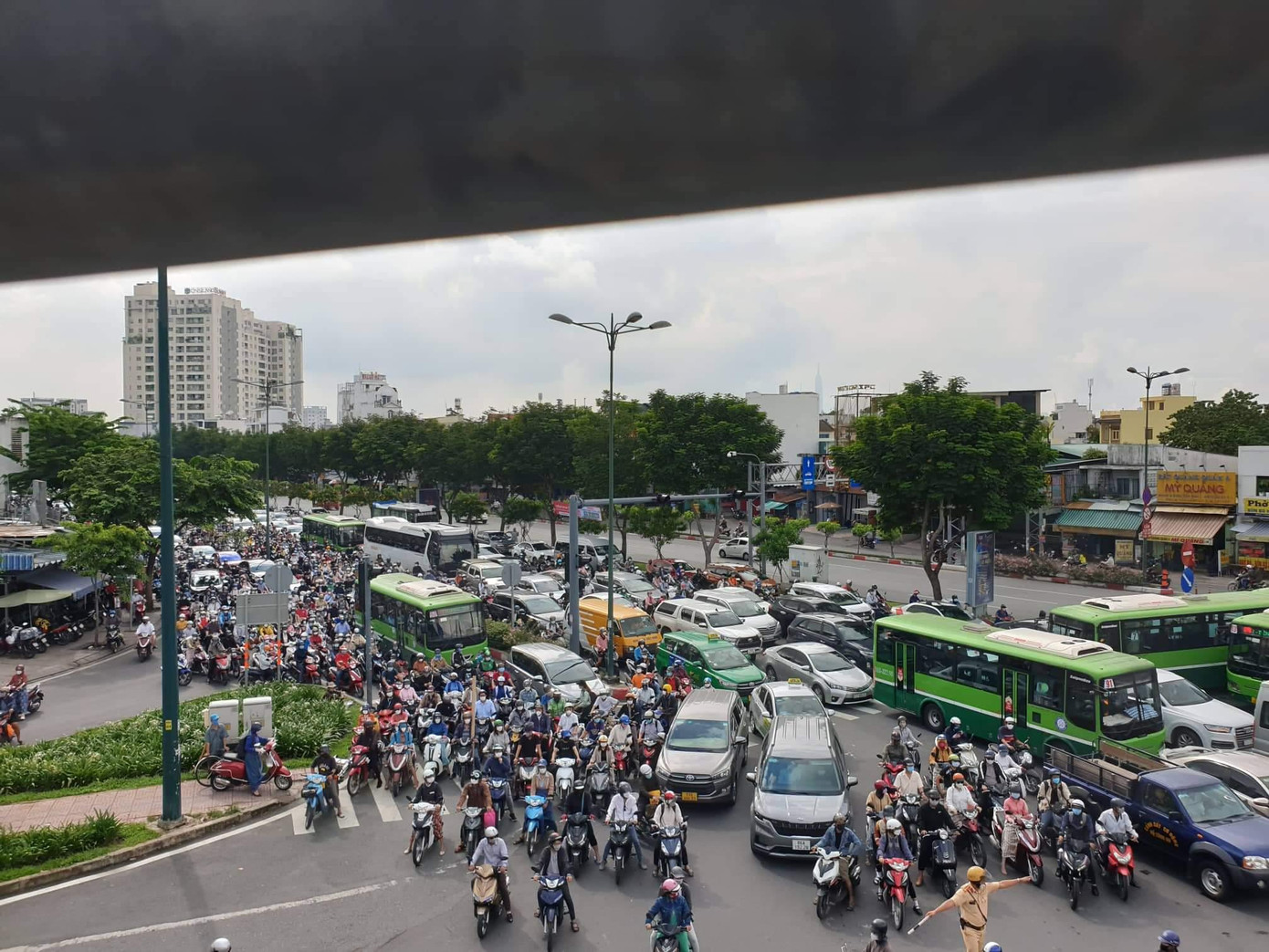 Lực lượng CSGT đã có mặt tại các giao lộ để phân luồng điều tiết giao thông.