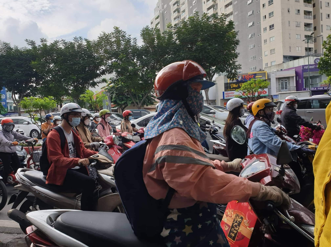 Nhiều người mệt mỏi với cảnh ùn tắc giao thông.