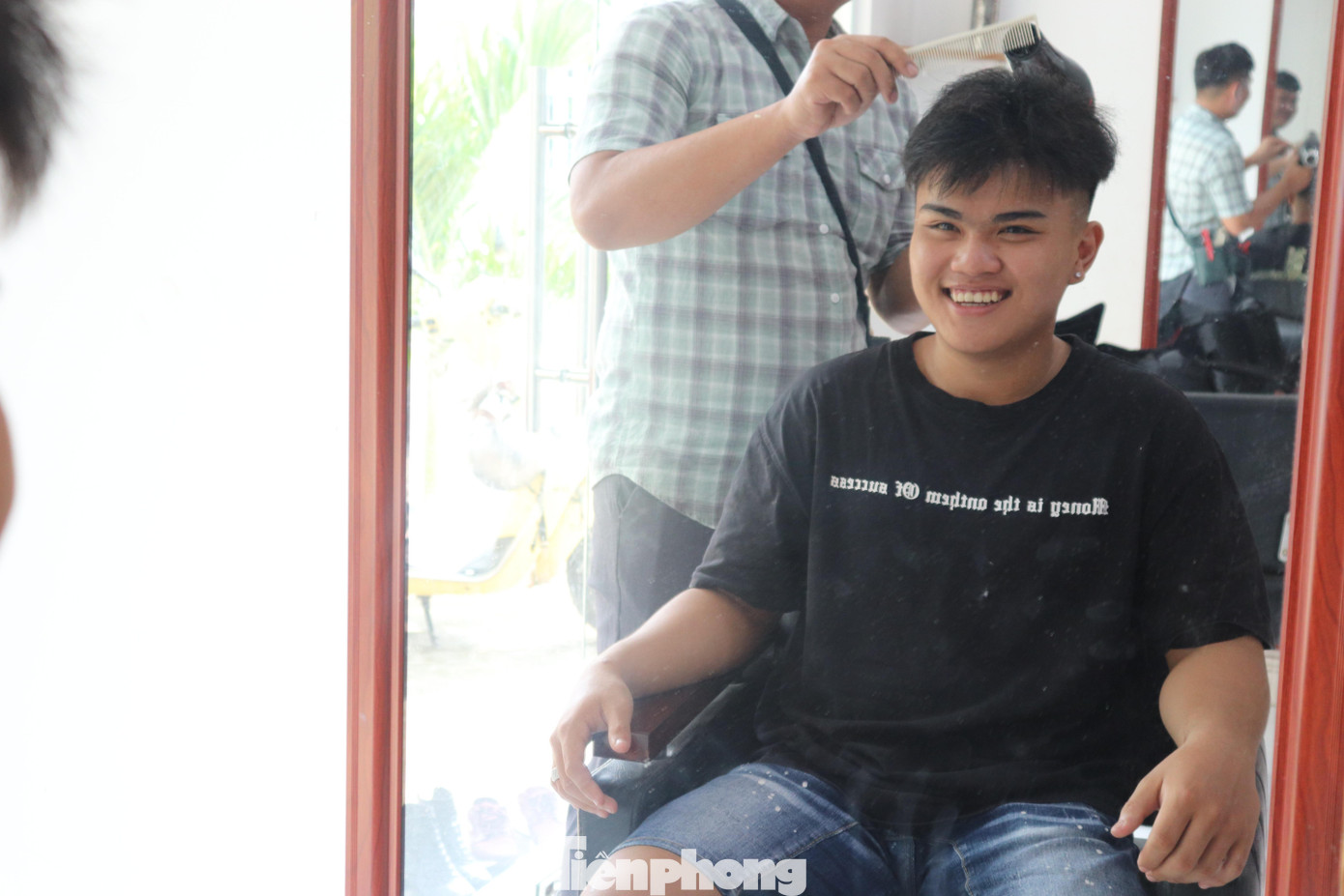 Chi phí cho mỗi lần cắt tóc bằng lửa khoảng 80.000 - 90.000 đồng, tùy tóc dài hay ngắn.