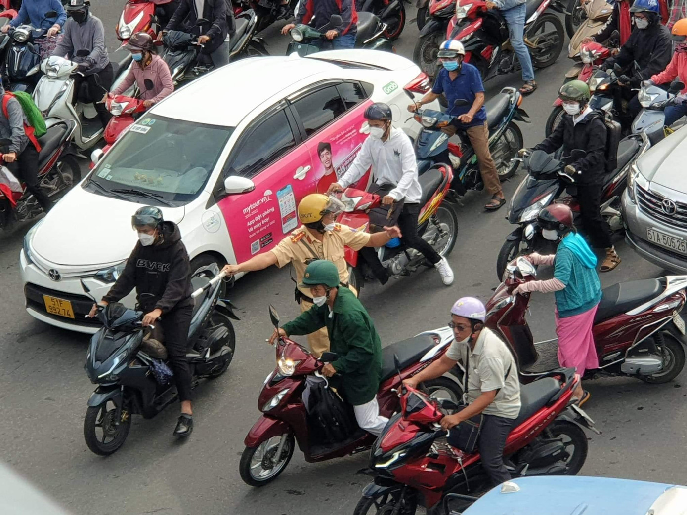 Lực lượng CSGT tích cực làm nhiệm vụ phân luồng, điều tiết giao thông.