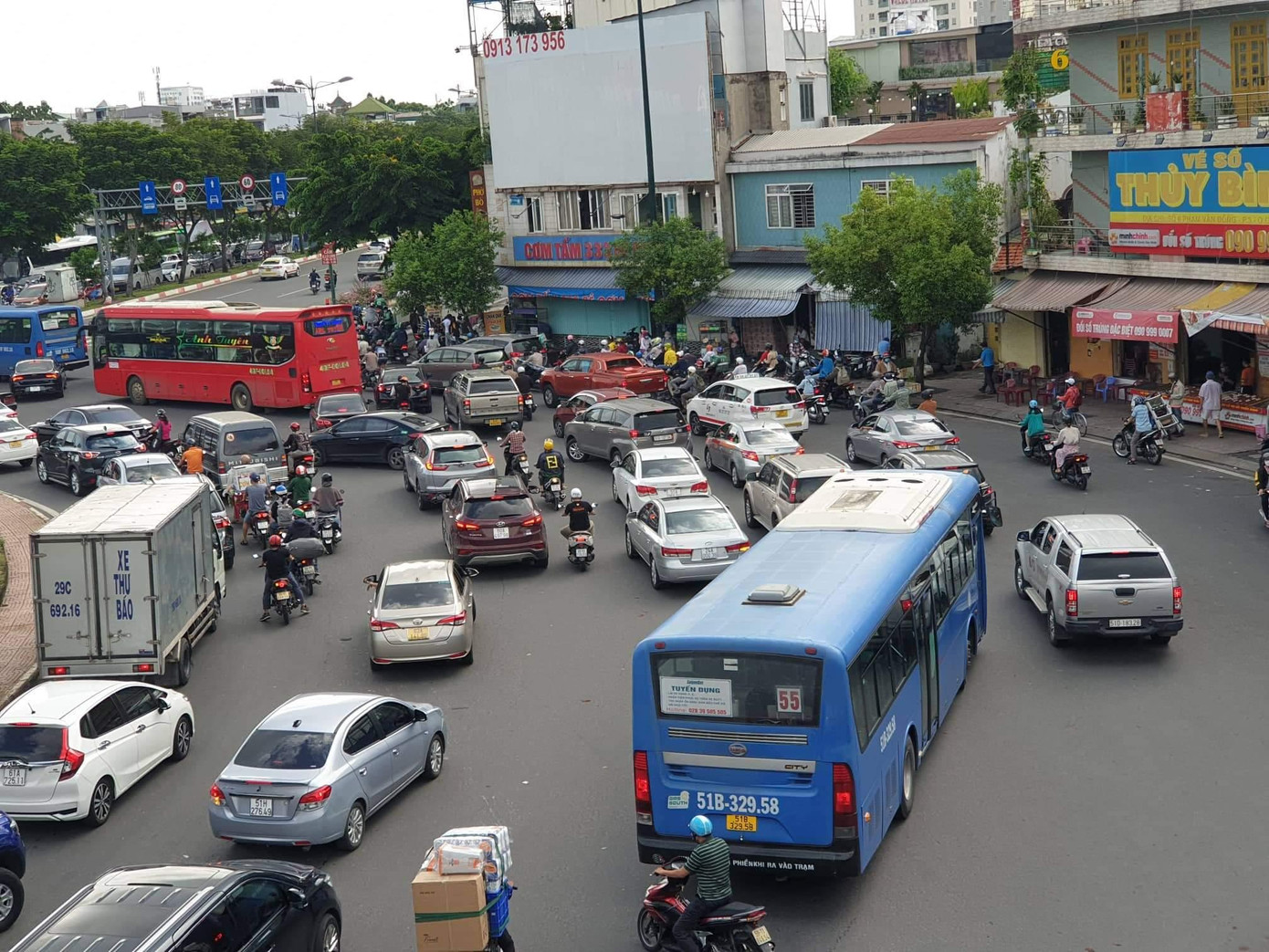 Các phương tiện di chuyển chậm ra khỏi khu vực Vòng xoay Nguyễn Thái Sơn (quận Gò Vấp).
