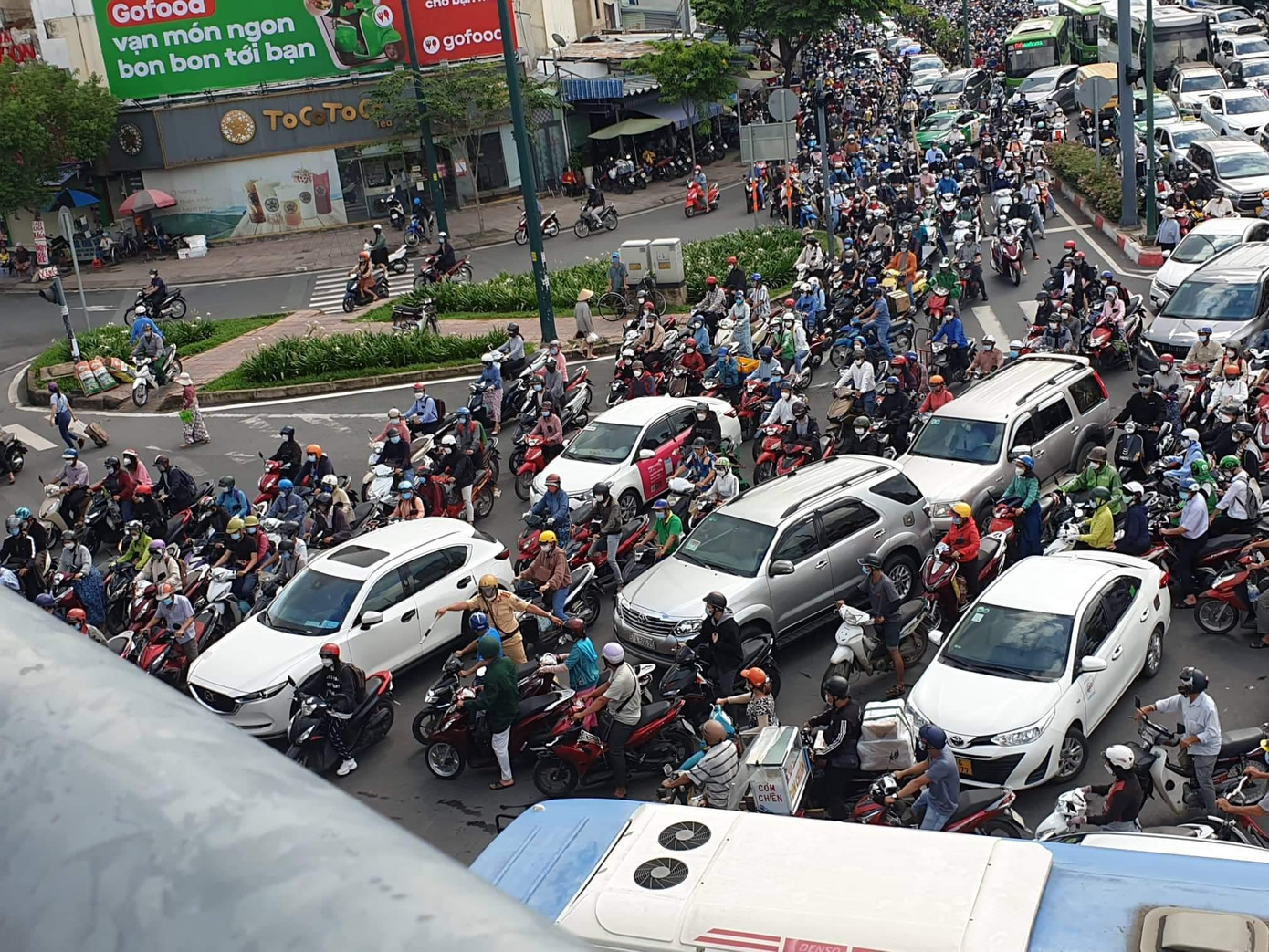 Theo ghi nhận lúc 9h ngày 19/5, đường Phạm Văn Đồng (đoạn từ điểm giao với đường Phan Văn Trị đến Vòng xoay Nguyễn Thái Sơn, quận Gò Vấp) dài khoảng 2km xảy ra tình trạng ùn tắc, hàng nghìn phương tiện di chuyển khó khăn.