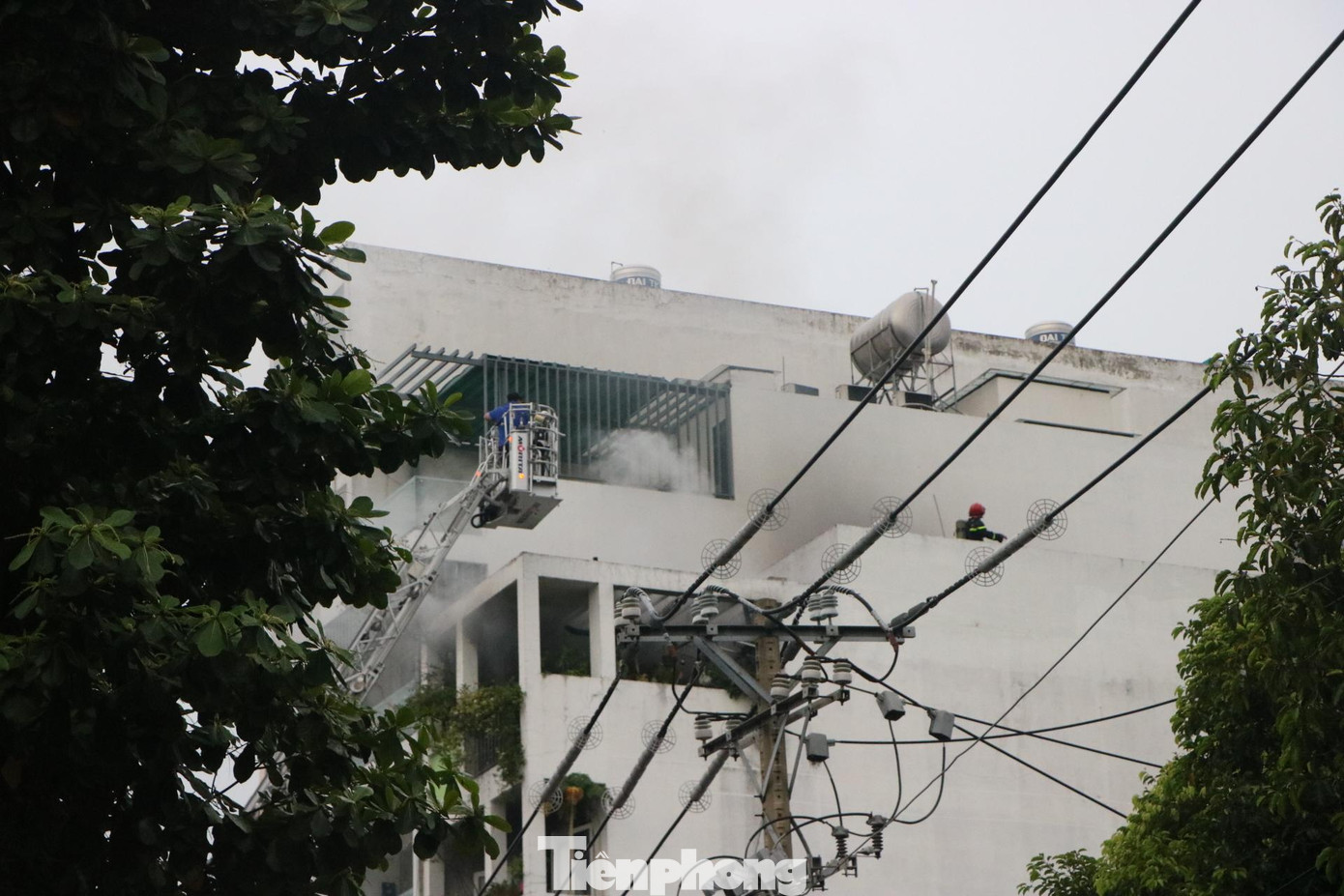 Lực lượng cảnh sát PCCC và CNCH dùng xe thang để triển khai công tác cứu hộ và dập lửa.