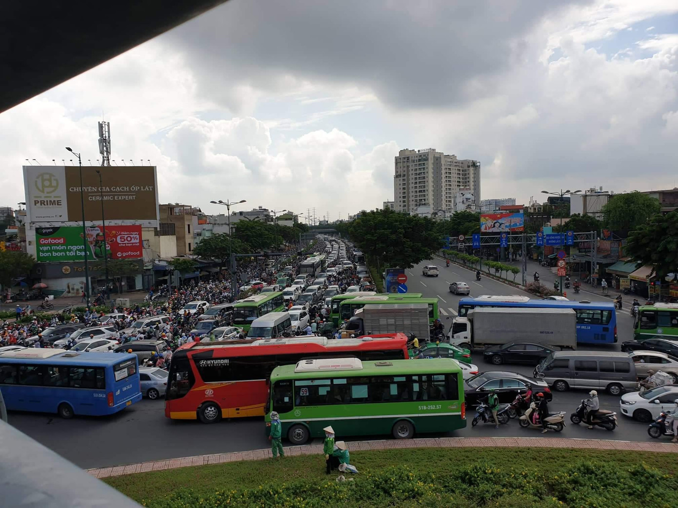 Theo người dân khu vực, tình trạng ùn ứ xảy ra từ khoảng 7 giờ sáng cùng ngày và kéo dài suốt hơn 2 giờ đồng hồ.