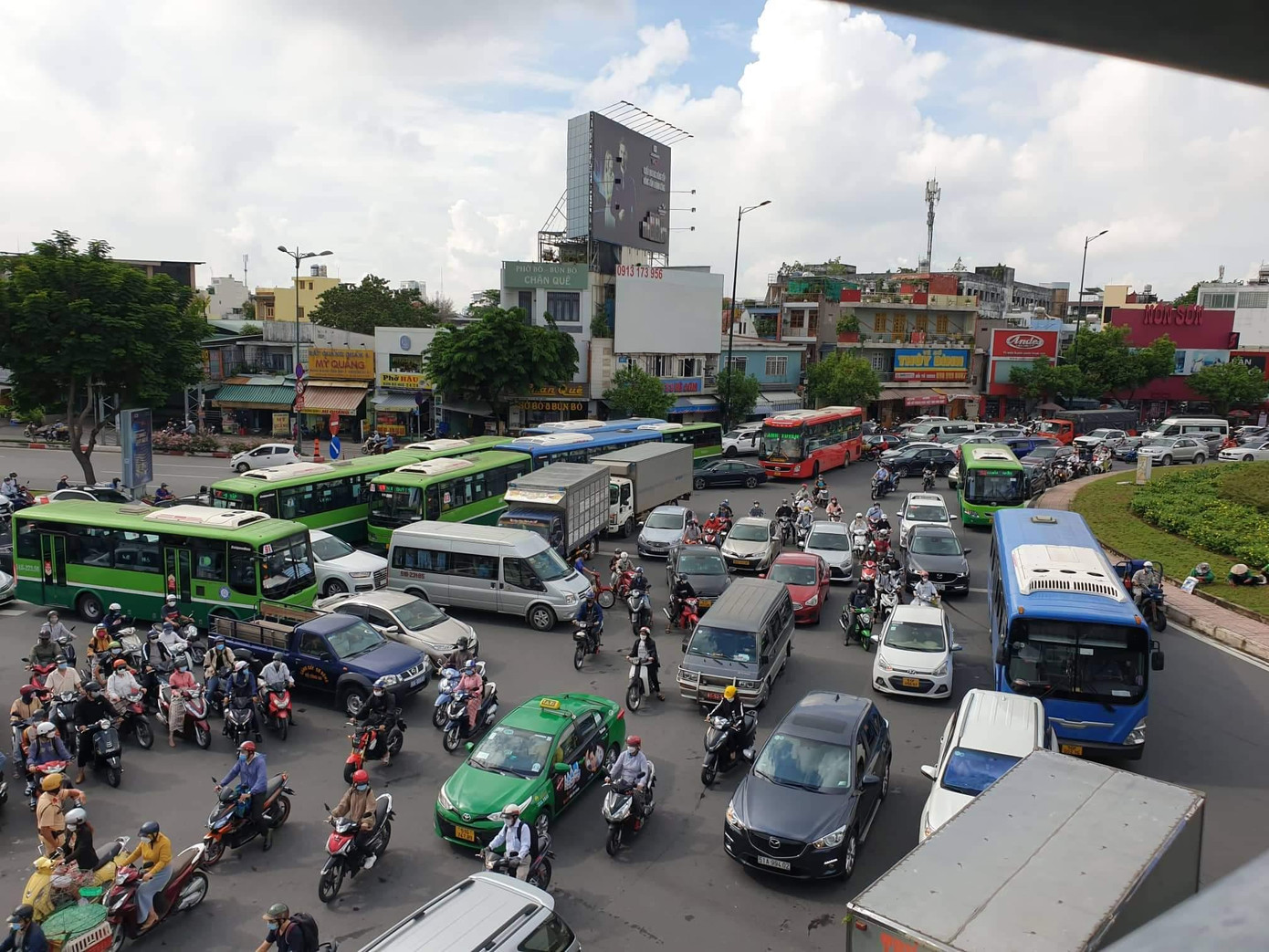Tình trạng ùn tắc kéo dài hơn 2 giờ đồng hồ ở khu vực đường Phạm Văn Đồng hướng về sân bay Tân Sơn Nhất.