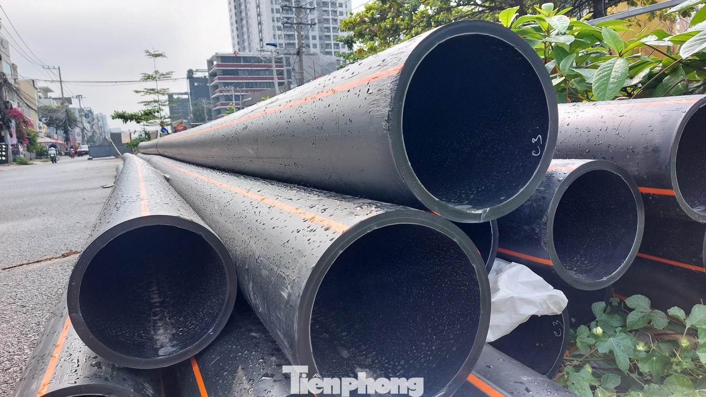 Trang thiết bị phục vụ thi công đang được khẩn trương tập kết. Trang thiết bị phục vụ thi công đang được khẩn trương tập kết.