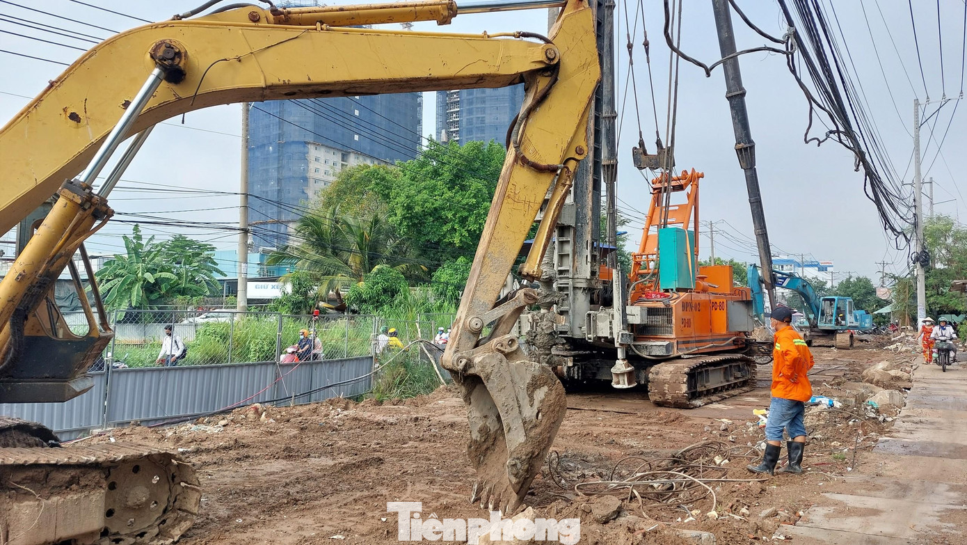 Theo ghi nhận của PV ngày 16/5, hiện nay một đoạn dọc trên tuyến đường Lương Định Của (TP Thủ Đức) đã có nhiều công nhân cùng với máy múc, xe lu đang chuẩn bị thi công. Theo ghi nhận của PV ngày 16/5, hiện nay một đoạn dọc trên tuyến đường Lương Định Của (TP Thủ Đức) đã có nhiều công nhân cùng với máy múc, xe lu đang chuẩn bị thi công.