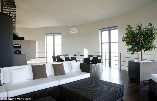 Nội thất bên trong ngôi biệt thự được thiết kế lại hoàn toàn phù hợp với ngôi biệt thự thời hiện đại. Nội thất bên trong ngôi biệt thự được thiết kế lại hoàn toàn phù hợp với ngôi biệt thự thời hiện đại