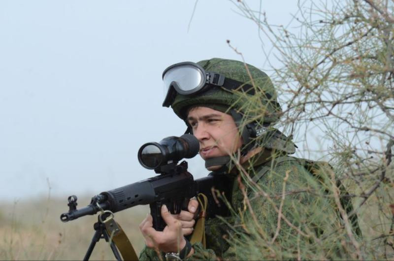 Cận cảnh một binh sỹ Nga với bộ trang phục Ratnik và súng bắn tỉa SVDK