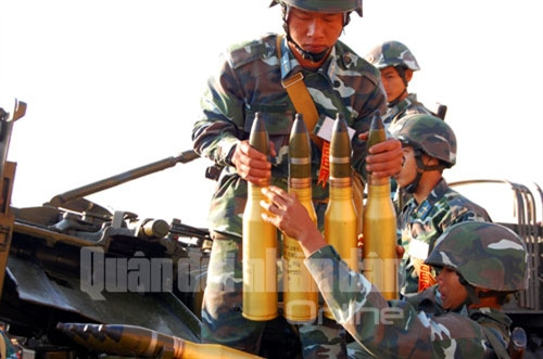 Phối hợp đưa đạn pháo 57mm sẵn sàng chiến đấu 