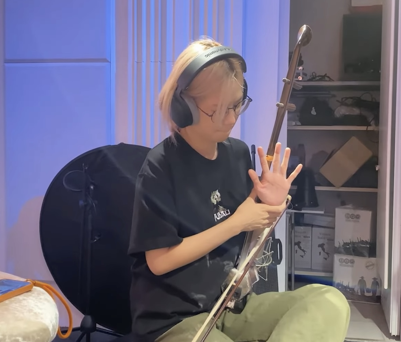 Việc tập đàn liên tục khiến nữ ca sĩ gặp các vấn đề về tay.