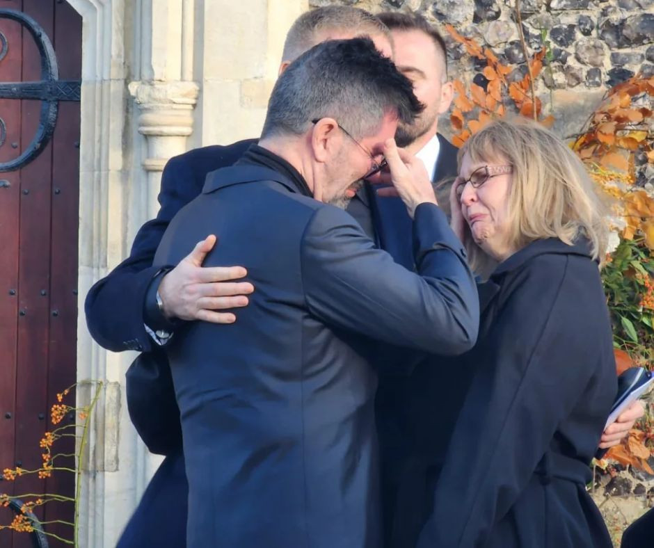 Ông bầu Simon khóc trong đám tang của Liam Payne. Ông bầu Simon khóc trong đám tang của Liam Payne.