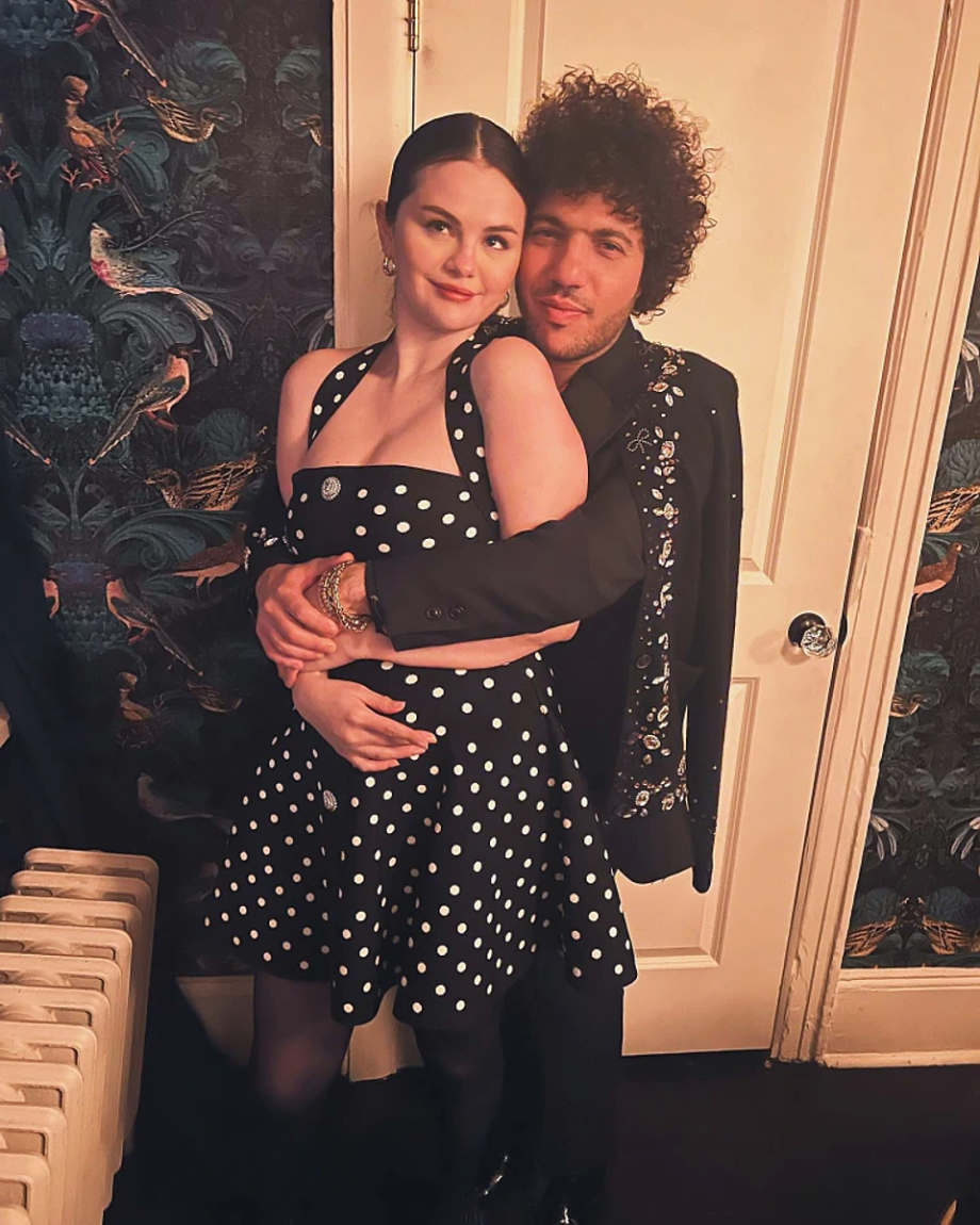 Selena Gomez gọi bạn trai là một nửa hoàn hảo. Selena Gomez gọi bạn trai là một nửa hoàn hảo.