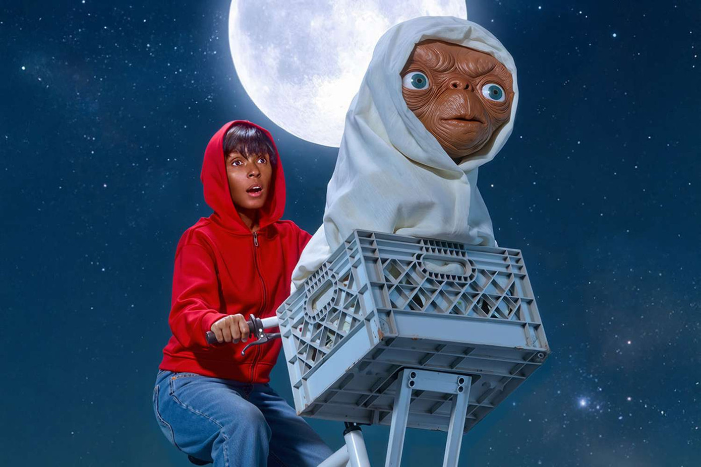 Monáe đã thực hiện lại khoảnh khắc chiếc xe đạp bay nổi tiếng trong phim.