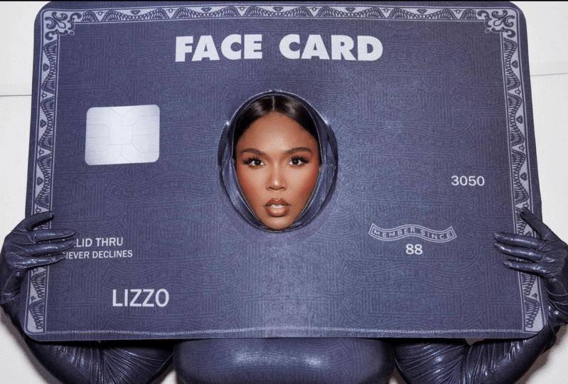 Lizzo đã nhanh chóng gây bão mạng xã hội khi hóa trang thành chiếc thẻ “Face Card”.