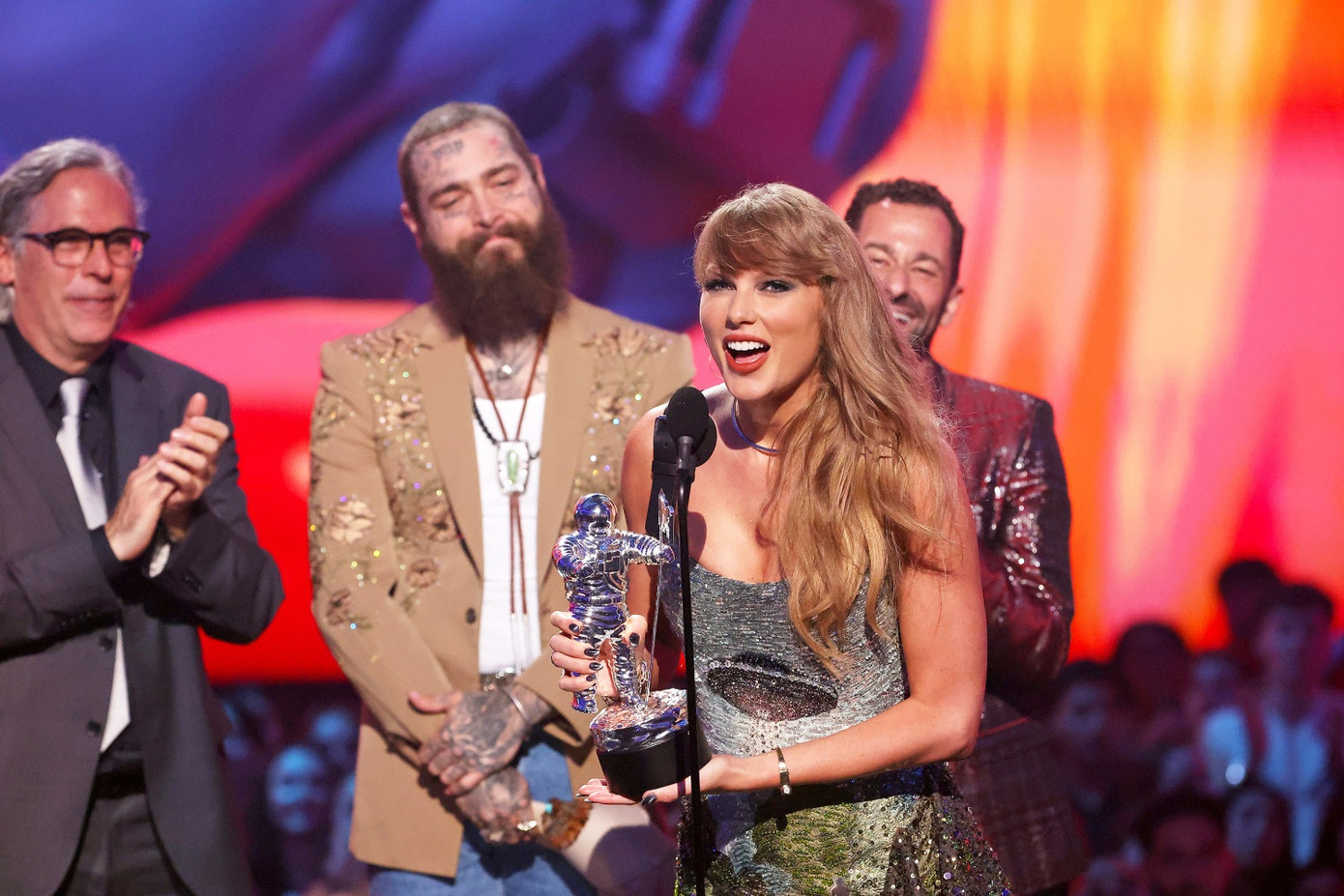 Taylor Swift gửi lời cảm ơn đến bạn trai Travis Kelce trên sân khấu VMAs. Taylor Swift gửi lời cảm ơn đến bạn trai Travis Kelce trên sân khấu VMAs.