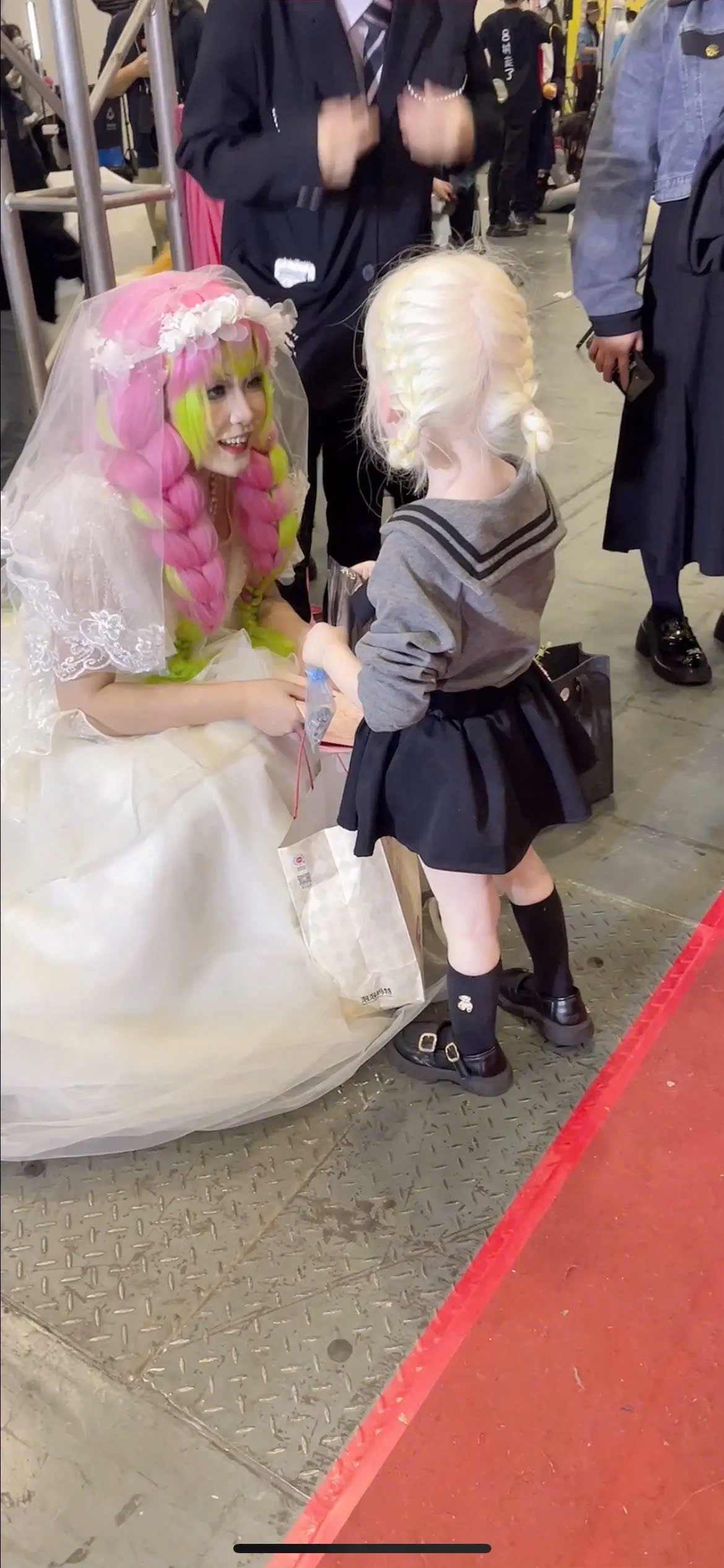 Chính khoảnh khắc đó, bé đã lấy lại sự tự tin của mình. Ảnh: Douyin