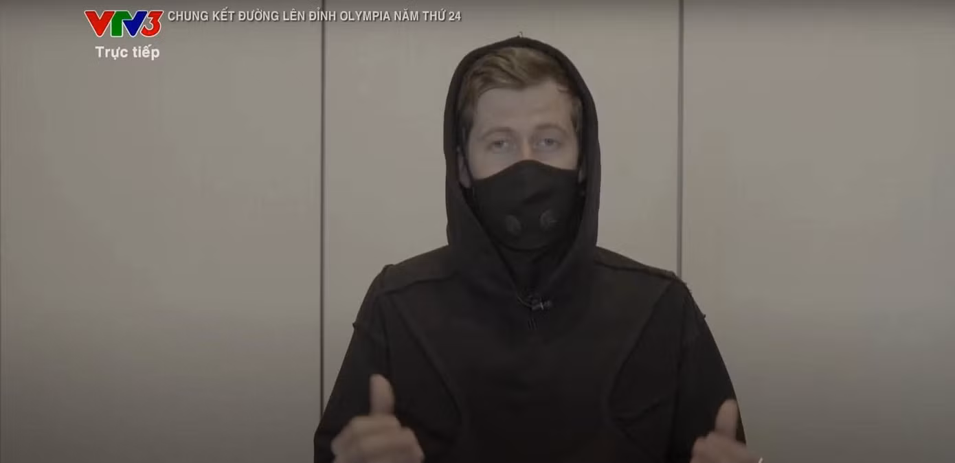 Alan Walker xuất hiện trong phần đặt câu hỏi cho khán giả điểm cầu. Ảnh: Fanpage Đường Lên Đỉnh Olympia.