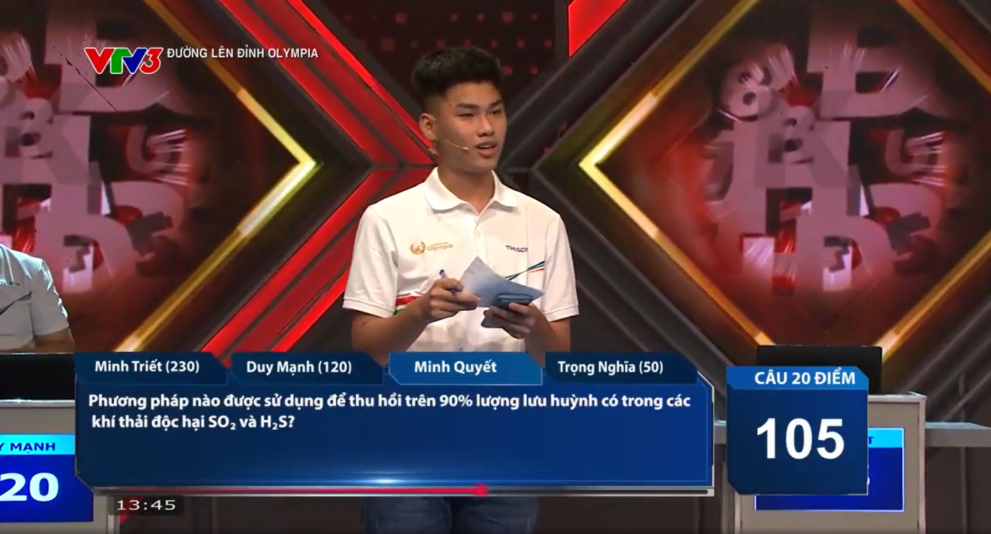 Minh Quyết nhiệt tình nhấn chuông giành quyền trả lời. Minh Quyết nhiệt tình nhấn chuông giành quyền trả lời.