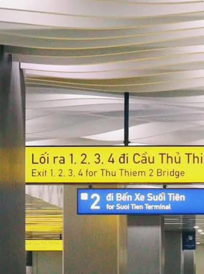 Một bảng chỉ dẫn khác ghi rõ là "for Suoi Tien Terminal". Một bảng chỉ dẫn khác ghi rõ là "for Suoi Tien Terminal".
