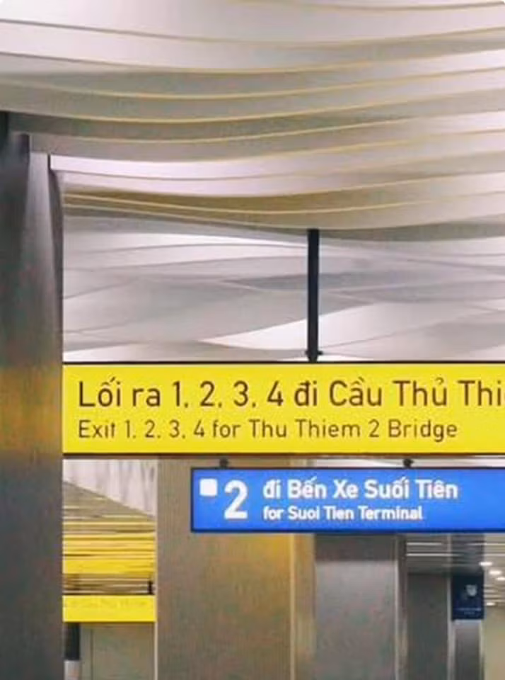 Một bảng chỉ dẫn khác ghi rõ là "for Suoi Tien Terminal".
