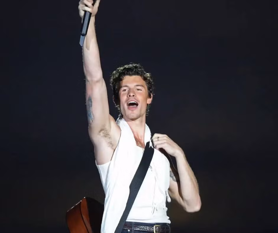 Shawn Mendes chia sẻ về vấn đề xu hướng tính dục tại concert mới đây.