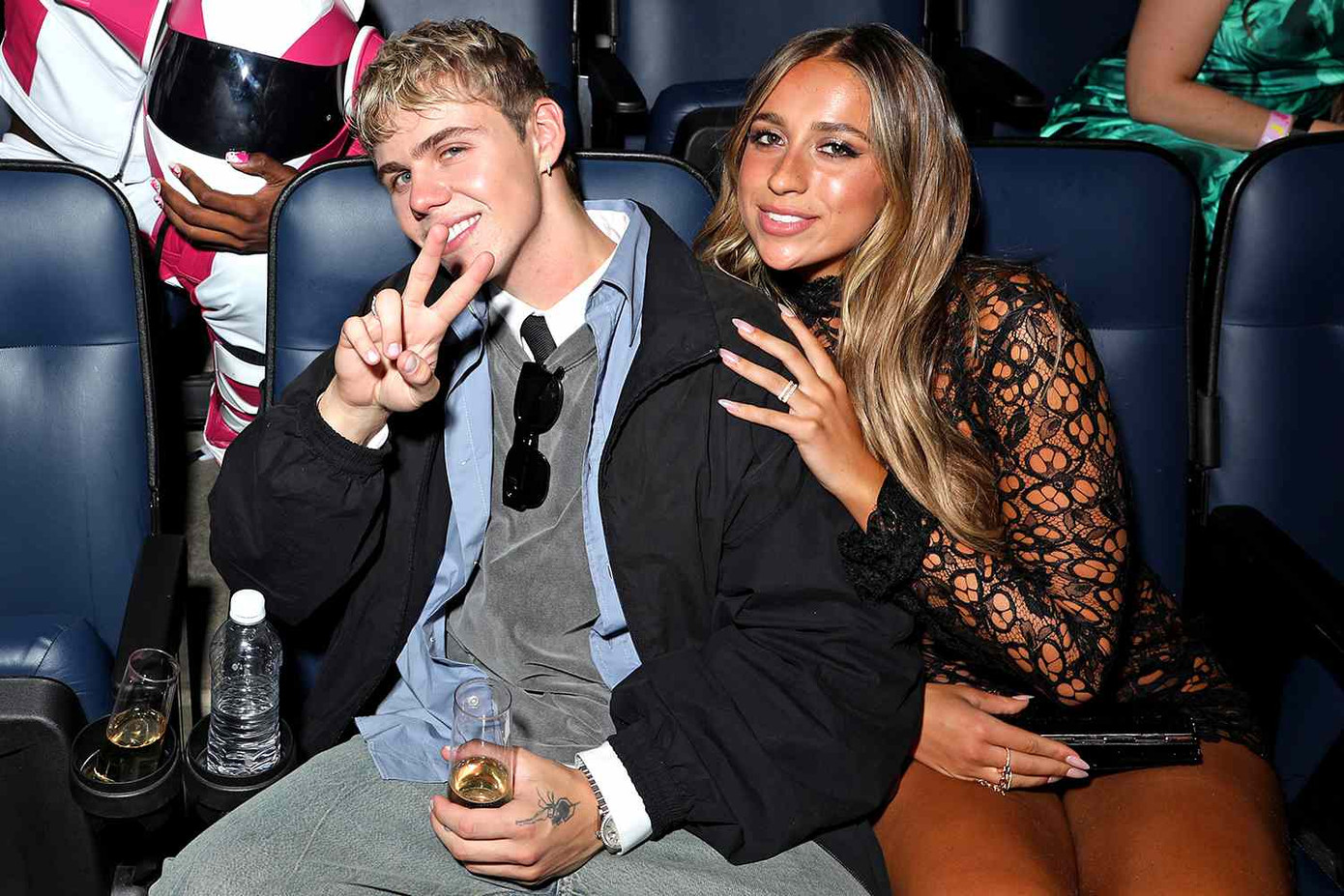 Tate McRae không ngần ngại chia sẻ về mối quan hệ của mình. Tate McRae không ngần ngại chia sẻ về mối quan hệ của mình.