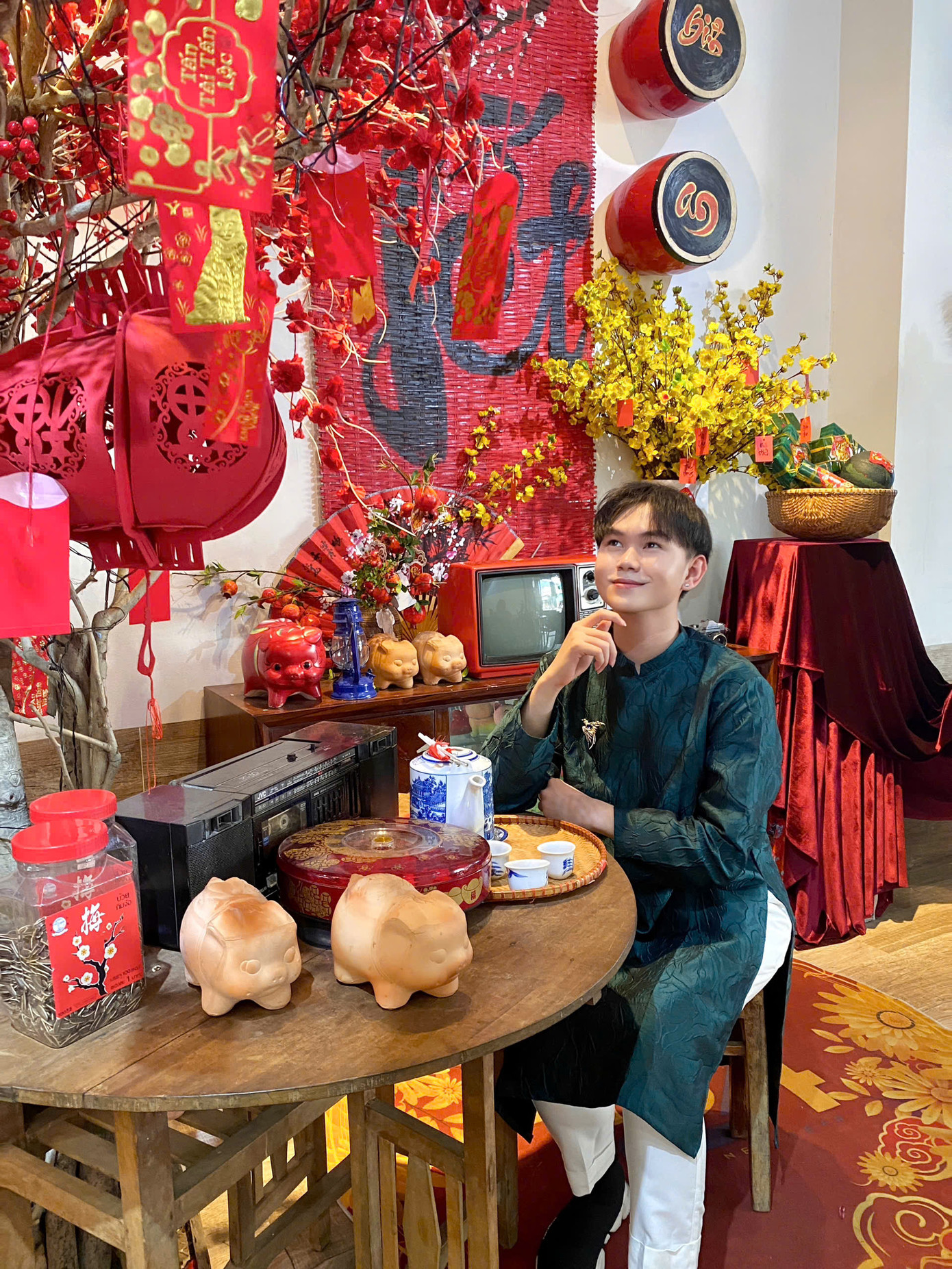 Hoàn Nhân tranh thủ đi chụp hình trước khi quá đông. Ảnh: NVCC