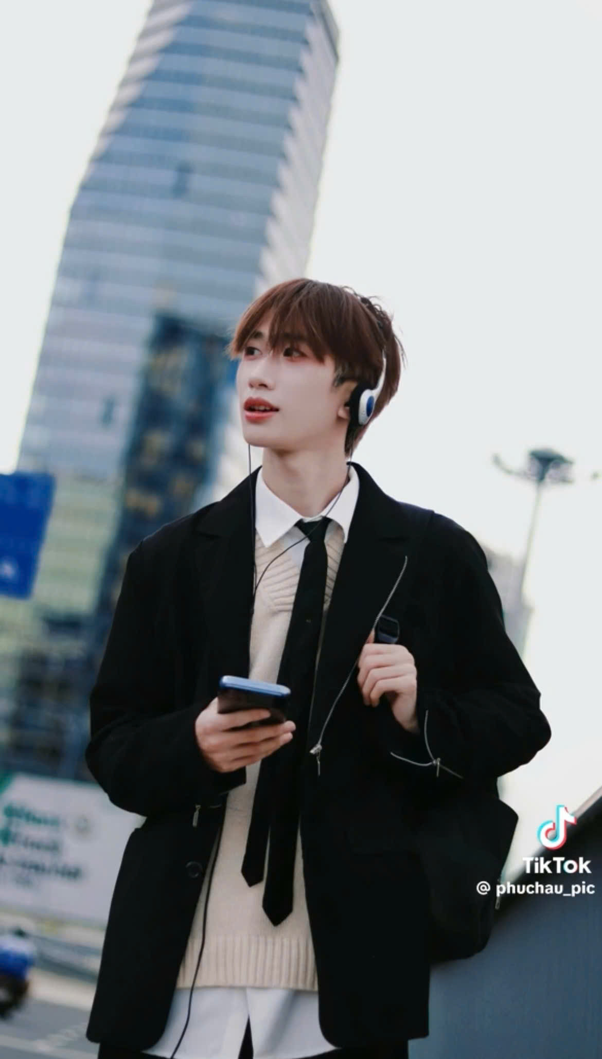 Nhiều bạn trẻ đã nhanh chóng “set kèo” lên đồ &quot;check-in&quot; trên cây cầu này.