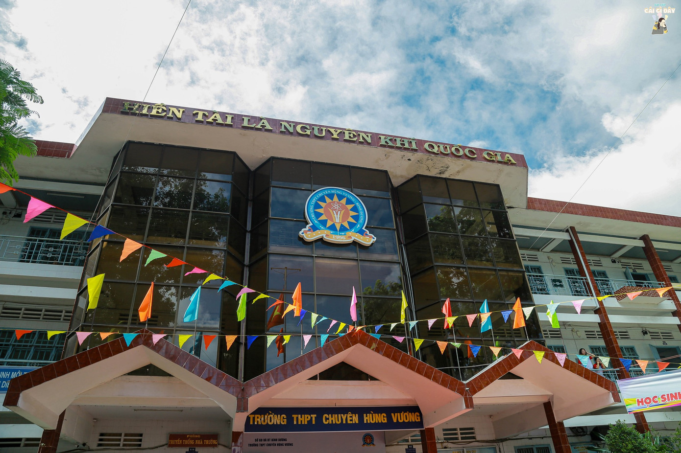 Trường chuyên duy nhất của tỉnh nổi bật với loạt thành tích học tập xuất sắc.