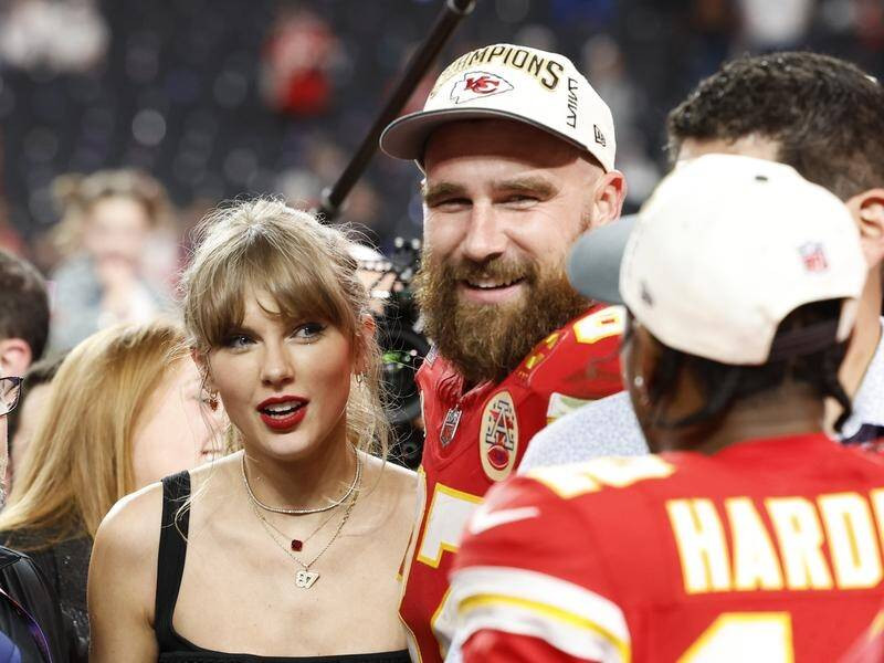 Cặp đôi tại trận đấu Super Bowl sau khi đội Kansas City Chiefs vô địch. Cặp đôi tại trận đấu Super Bowl sau khi đội Kansas City Chiefs vô địch.