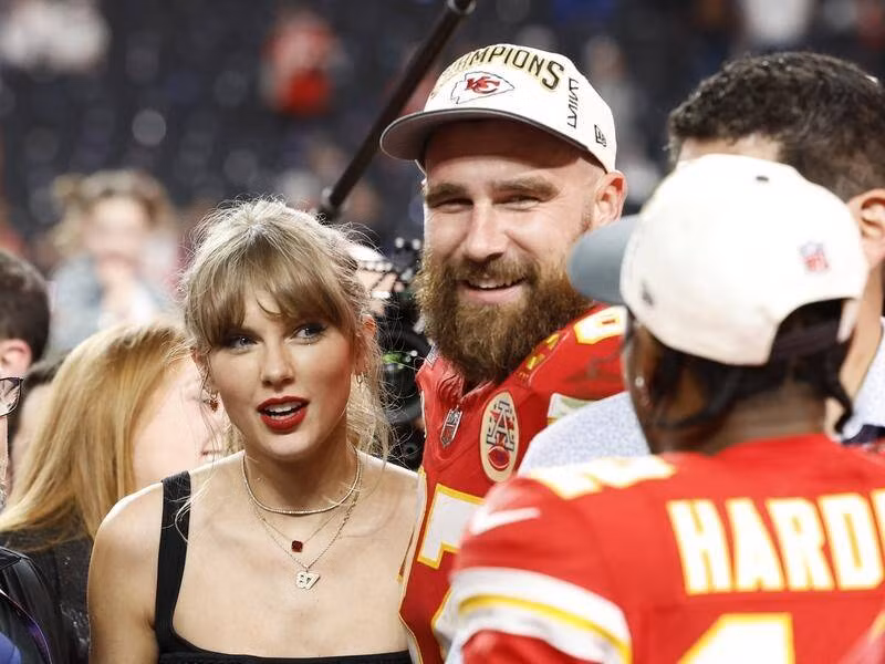 Cặp đôi tại trận đấu Super Bowl sau khi đội Kansas City Chiefs vô địch. Cặp đôi tại trận đấu Super Bowl sau khi đội Kansas City Chiefs vô địch.