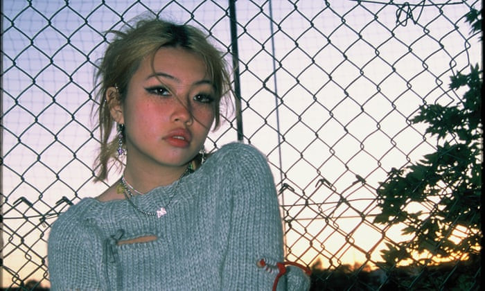 Nữ ca sĩ đã học chơi đàn violin từ năm 10 tuổi. Nữ ca sĩ đã học chơi đàn violin từ năm 10 tuổi.