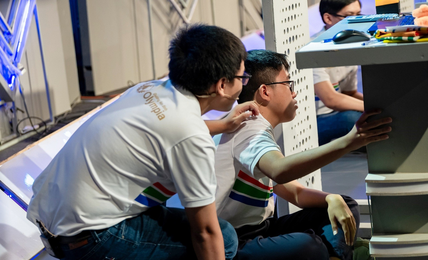 Nguyên Phú có lẽ vì quá áp lực nên đã ngồi sụp xuống sàn. Ảnh: Lữ Phụng Tiên Nguyên Phú có lẽ vì quá áp lực nên đã ngồi sụp xuống sàn. Ảnh: Lữ Phụng Tiên