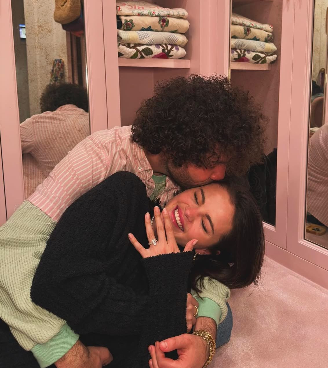 Selena Gomez khoe nhẫn cỡ khủng. Selena Gomez khoe nhẫn cỡ khủng.