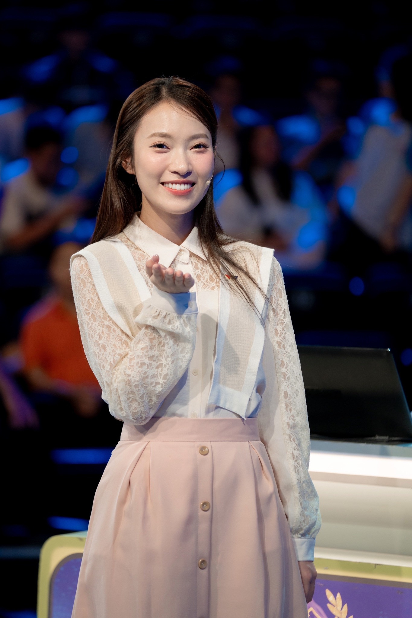 MC trẻ nhất chương trình Đường Lên Đỉnh Olympia tính tới thời điểm hiện tại. Ảnh: FBNV MC trẻ nhất chương trình Đường Lên Đỉnh Olympia tính tới thời điểm hiện tại. Ảnh: FBNV