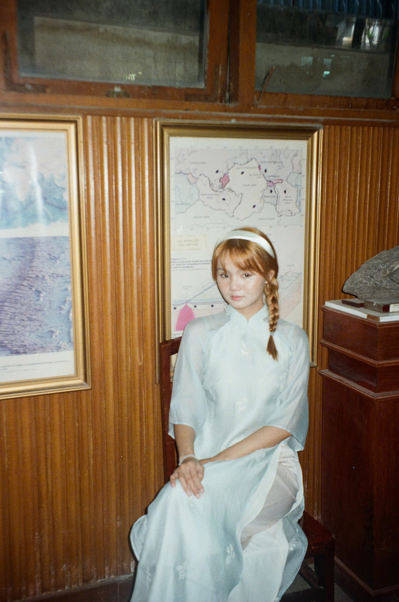 Cô bạn Liễu Quân nền nã trong tà áo dài xanh ngọc. Ảnh: NVCC