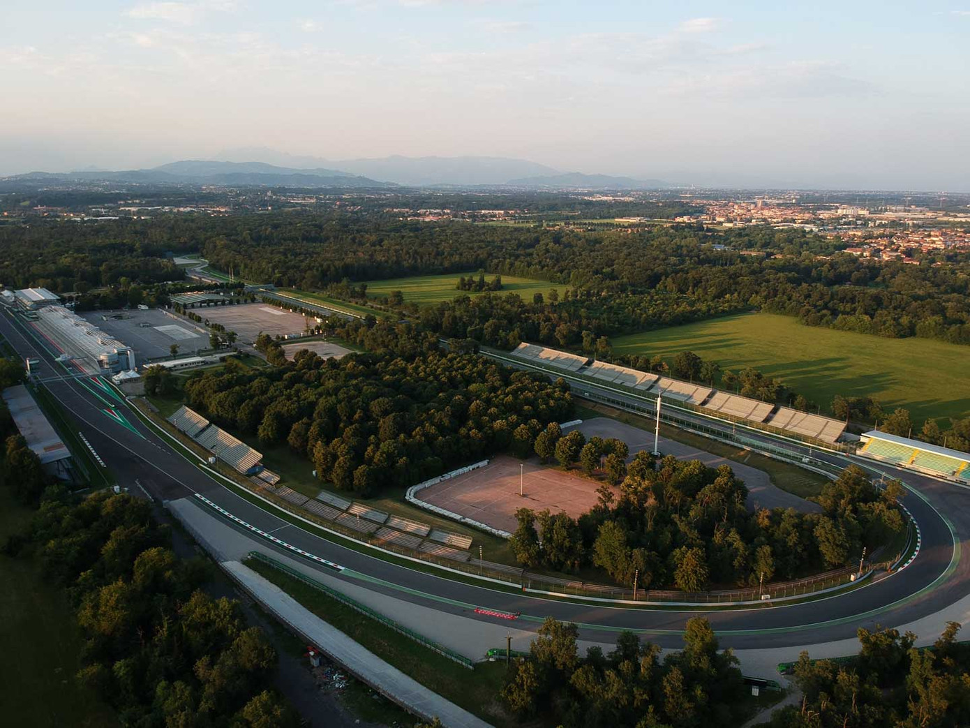 Đường đua Autodromo Nazionale Monza "huyền thoại" tại Ý. Đường đua Autodromo Nazionale Monza "huyền thoại" tại Ý.
