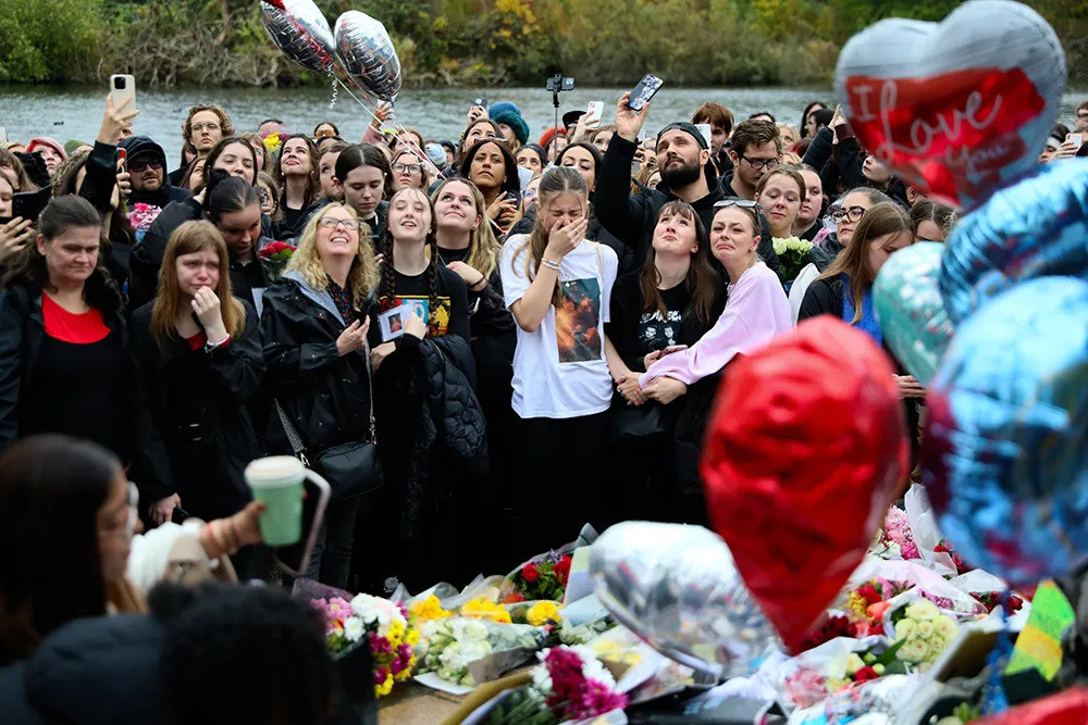 Người hâm mộ của One Direction cùng nhau tưởng nhớ Liam Payne.