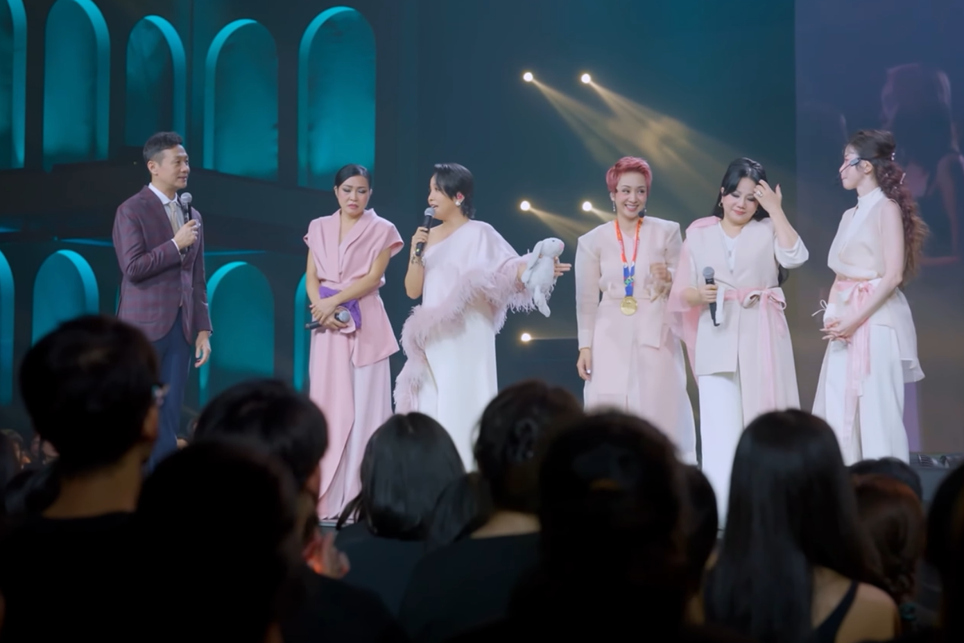 và cô đã chủ động nhường vị trí giữa cho đàn chị. và cô đã chủ động nhường vị trí giữa cho đàn chị.