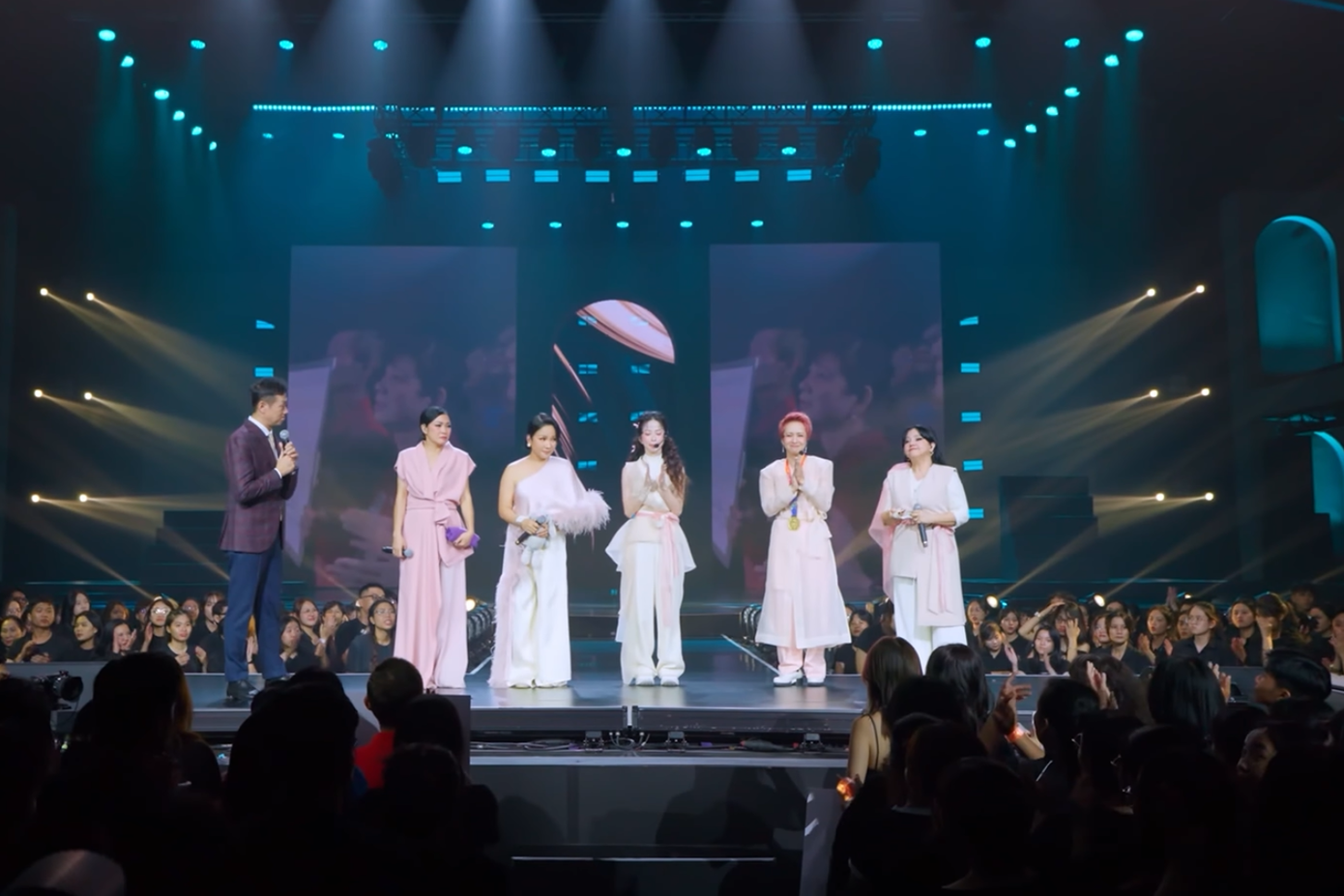 Chị đẹp Châu Tuyết Vân đang đứng ở giữa... Chị đẹp Châu Tuyết Vân đang đứng ở giữa...