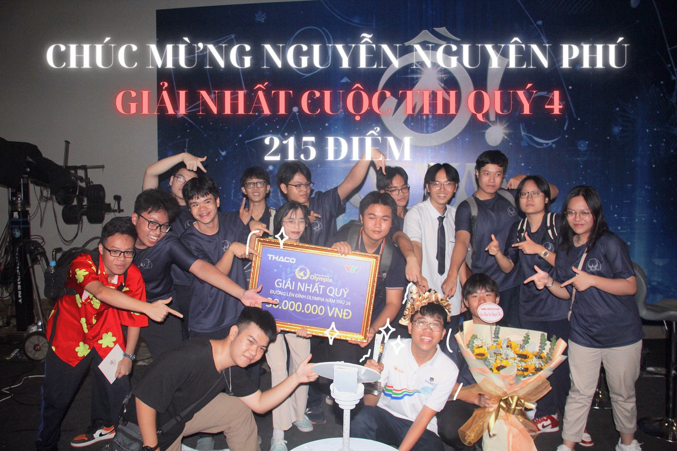 Nguyên Phú nhận lời chúc mừng từ các bạn cổ động viên. Ảnh: WHY - Wisdom Hub of Youth