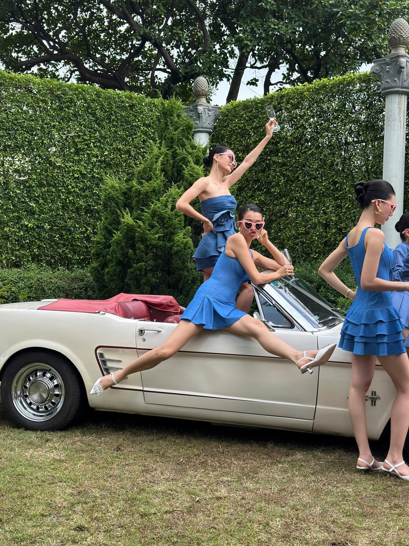 Lệ Hằng cùng dàn người đẹp pose dáng siêu đỉnh tại hậu trường.