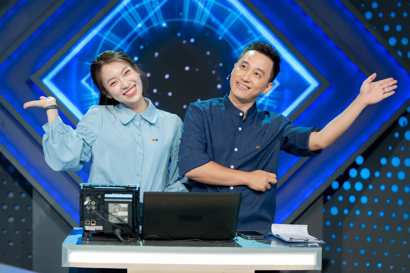 Bộ đôi MC duyên dáng, đáng yêu sẽ đồng hành cùng 4 nhà leo núi tại trường quay S14. Ảnh: Fanpage Đường Lên Đỉnh Olympia Bộ đôi MC duyên dáng, đáng yêu sẽ đồng hành cùng 4 nhà leo núi tại trường quay S14. Ảnh: Fanpage Đường Lên Đỉnh Olympia