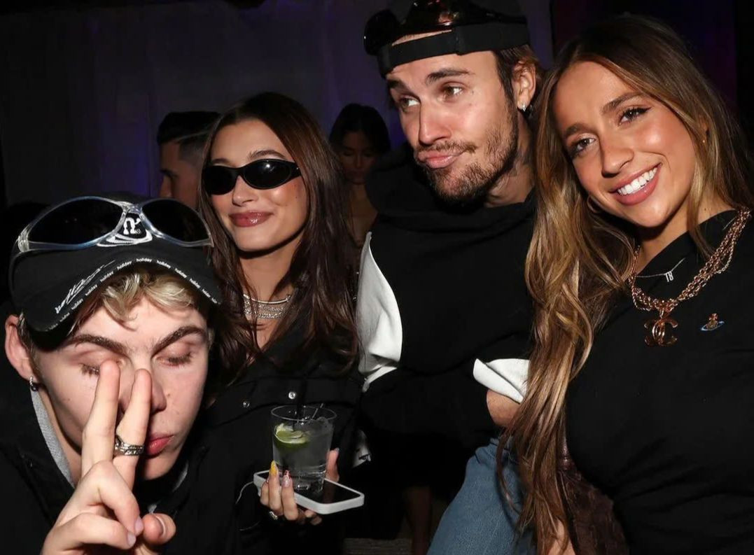 The Kid LAROI và Tate McRae chụp hình cùng vợ chồng Justin Bieber và Hailey Bieber. The Kid LAROI và Tate McRae chụp hình cùng vợ chồng Justin Bieber và Hailey Bieber.