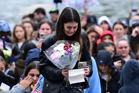 Một fan nữ không kìm được nước mắt khi đọc lá thư viết tay cho Liam Payne.