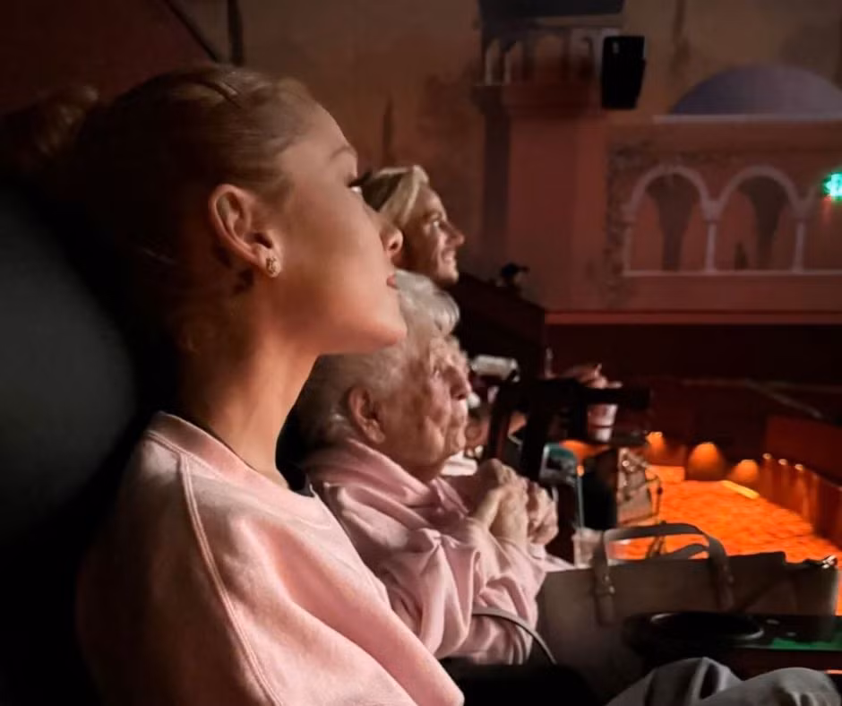 Ariana Grande thưởng thức bộ phim với bà ngoại. Ariana Grande thưởng thức bộ phim với bà ngoại.