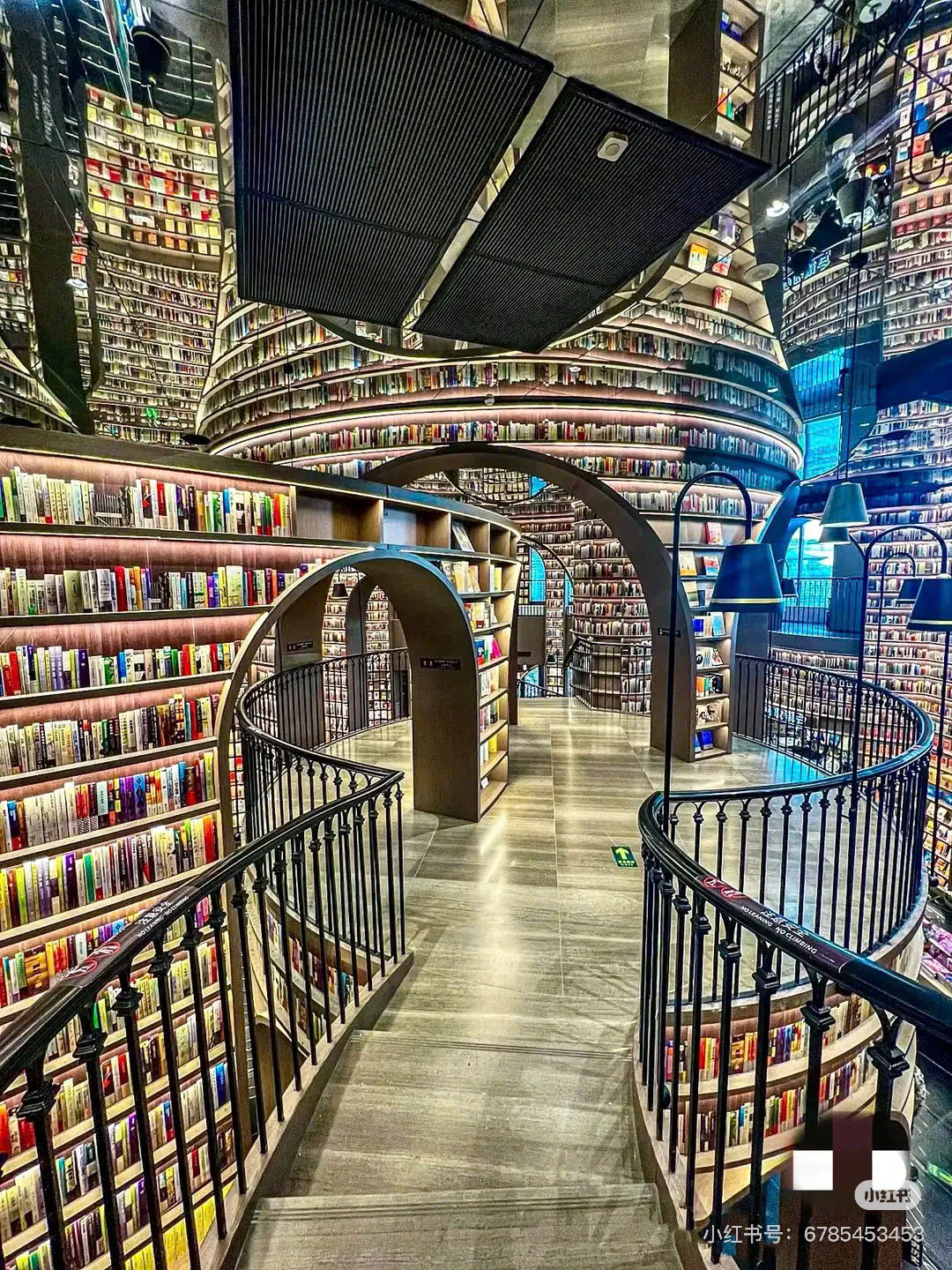 Với không gian cổ điển và tinh tế, teen chỉ cần lựa trang phục vintage là đã có ảnh đẹp mang về. Ảnh: Xiaohongshu Với không gian cổ điển và tinh tế, teen chỉ cần lựa trang phục vintage là đã có ảnh đẹp mang về. Ảnh: Xiaohongshu