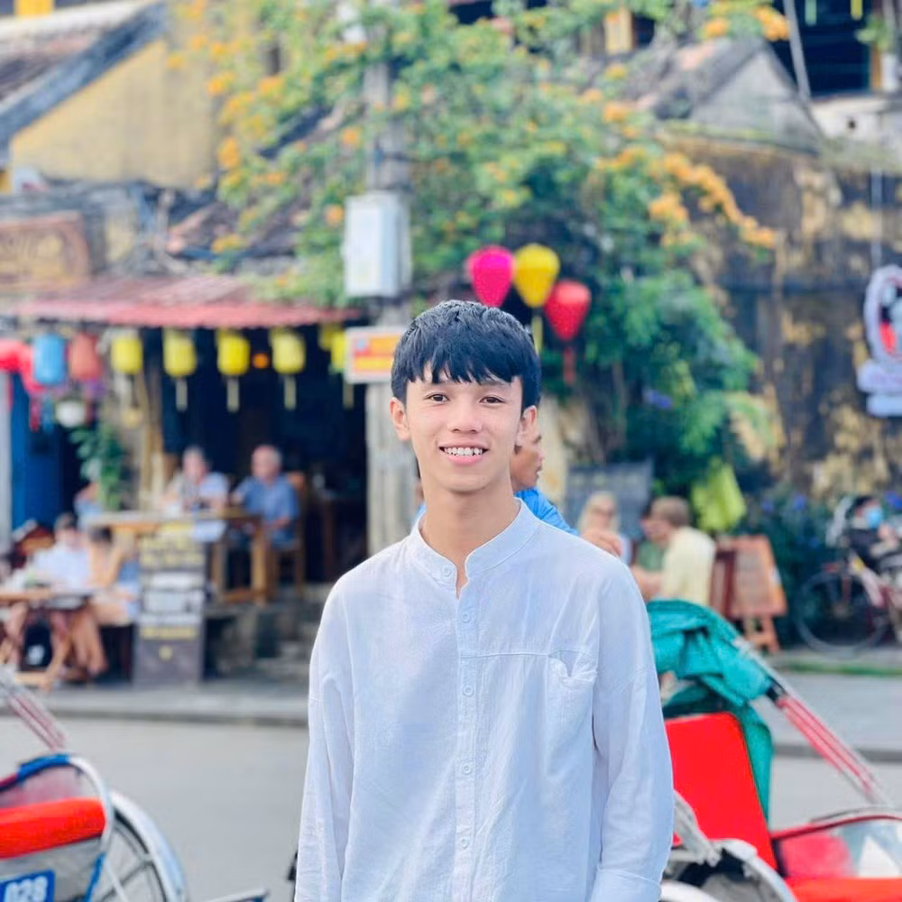 Với niềm đam mê mãnh liệt dành cho âm nhạc, Quang Lành đã quyết tâm vươn lên từ nghịch cảnh, trở thành Thủ khoa bậc Đại học của Học viện Âm nhạc Huế.